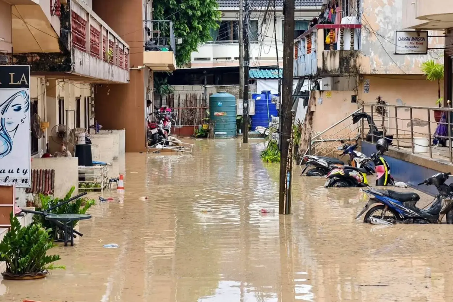 มท.สั่งระดมเร่งกู้น้ำท่วมภูเก็ต! กรมอุตุฯ ประกาศฉบับ 8 เตือนภาคใต้ฝนยังตกหนักถึงหนักมาก