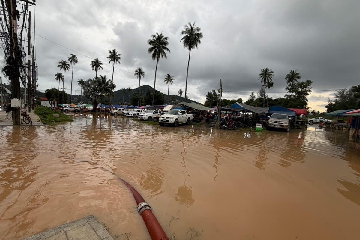 The-Ministry-of-Interior-is-mobilizing-resources-to-urgently-drain-floodwaters-in-Phuket-SPACEBAR-Photo01.jpg