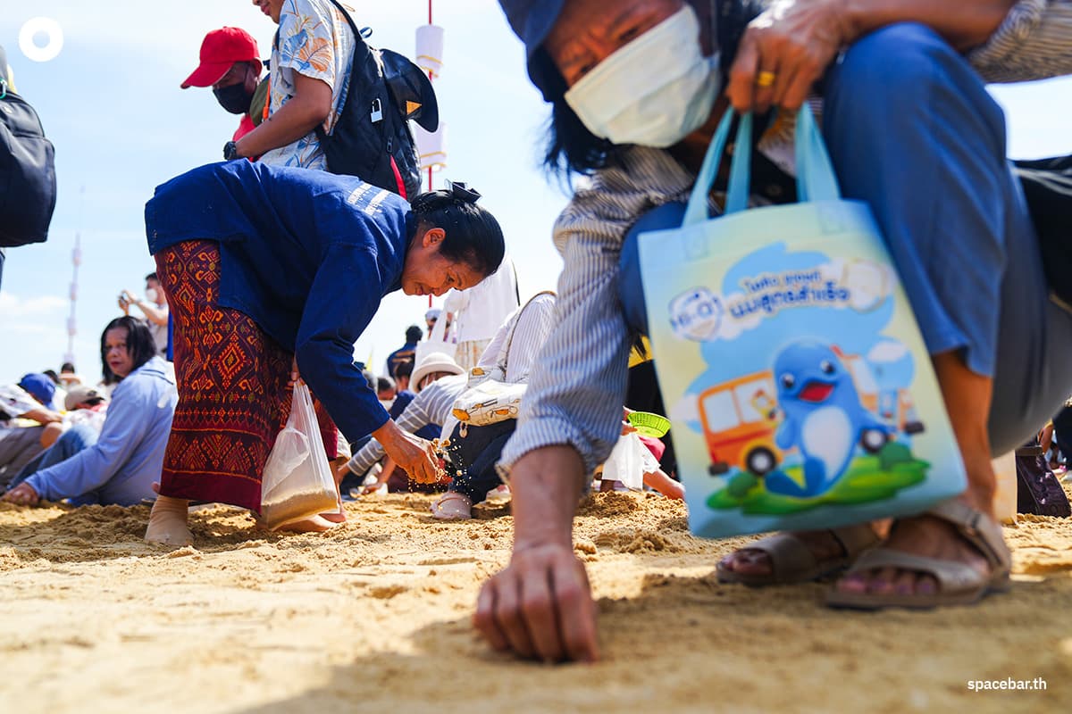 PhotoStory-‘ประชาชน-เกษตรกร’ เก็บเมล็ดพันธุ์ข้าว พระราชพิธีพืชมงคลฯ ณ ท้องสนามหลวง
