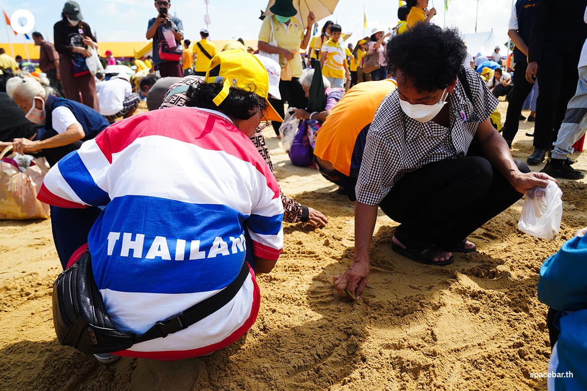 PhotoStory-‘ประชาชน-เกษตรกร’ เก็บเมล็ดพันธุ์ข้าว พระราชพิธีพืชมงคลฯ ณ ท้องสนามหลวง