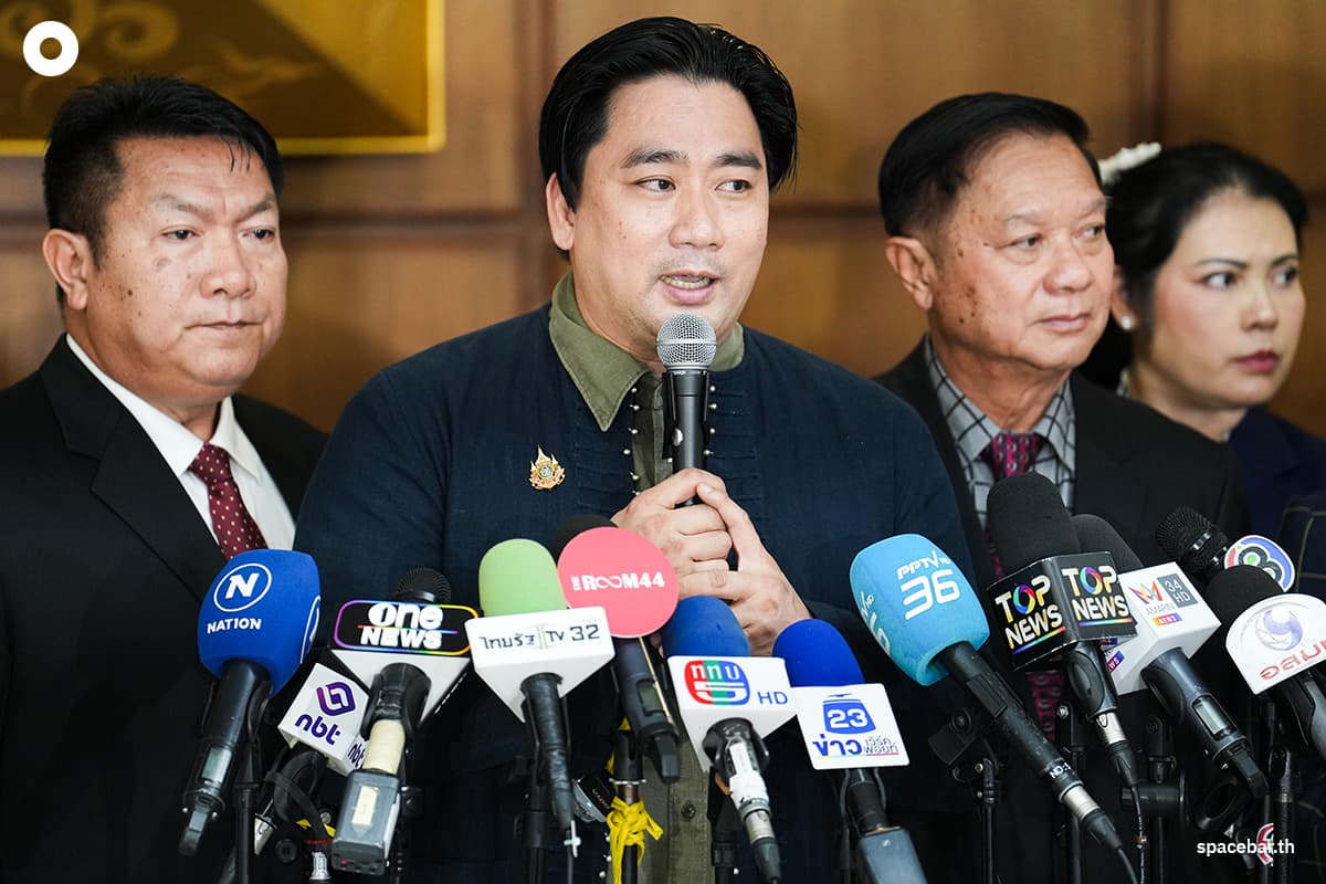 The-group-of-reserve-senators-submitted-documents-to-the- Election-Commission-SPACEBAR-Photo03.jpg
