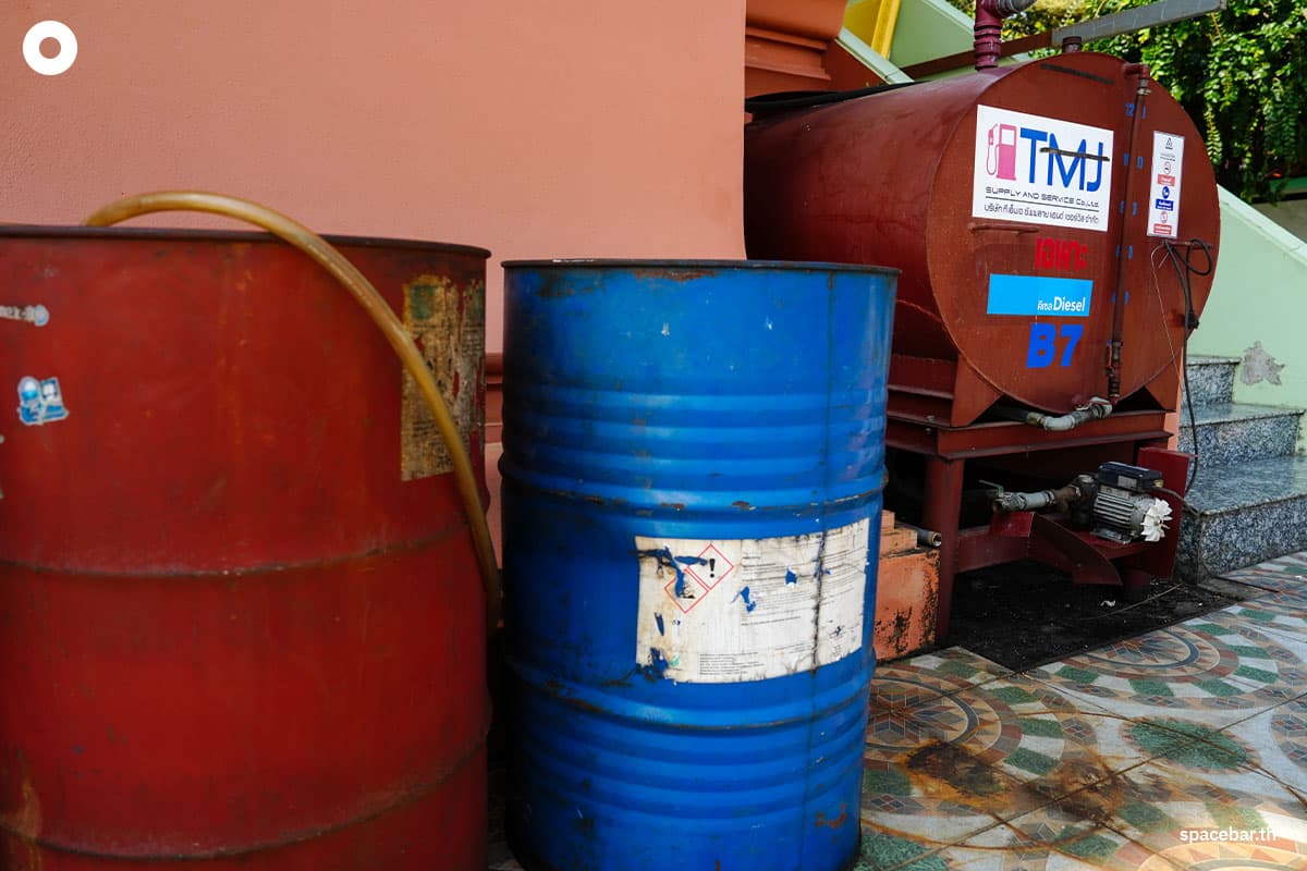 The-oil-crisis-impacts-the-temple-mission-SPACEBAR-Photo01.jpg
