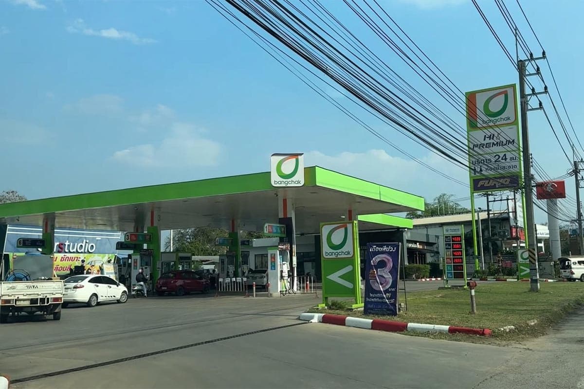 The-oil-crisis-in-Chiang Mai-has-severely-impacted-large-buses-and-tour-vehicles-making-it-impossible-to-find-fuel-SPACEBAR-Photo01.jpg