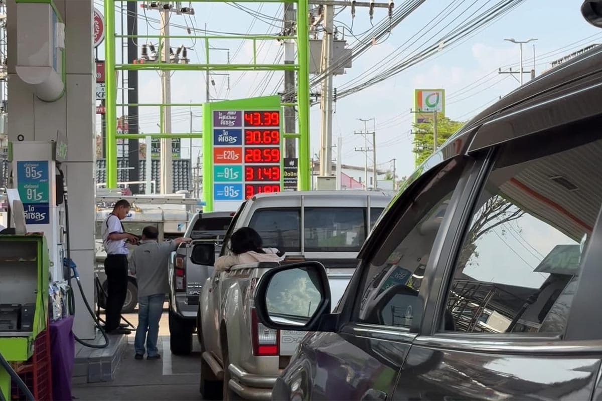 The-oil-crisis-in-Chiang Mai-has-severely-impacted-large-buses-and-tour-vehicles-making-it-impossible-to-find-fuel-SPACEBAR-Photo05.jpg