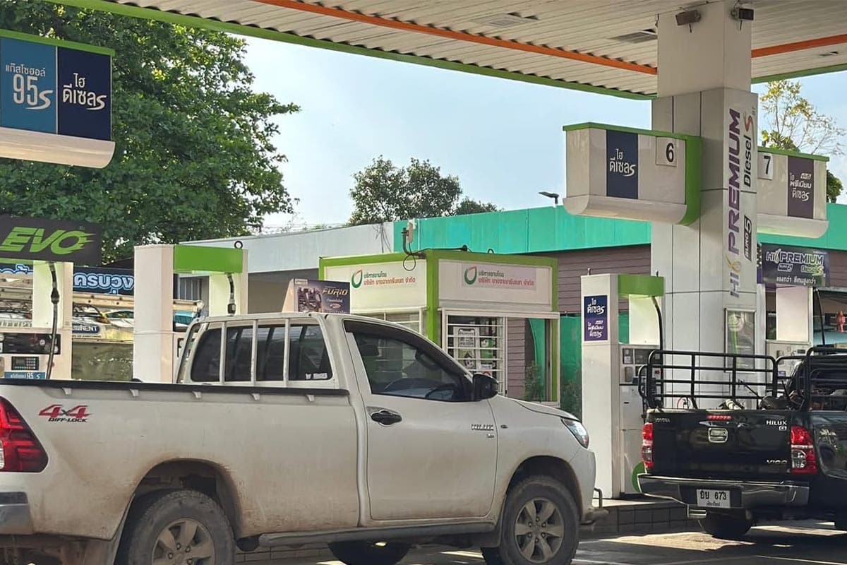 The-oil-crisis-in-Chiang Mai-has-severely-impacted-large-buses-and-tour-vehicles-making-it-impossible-to-find-fuel-SPACEBAR-Photo06.jpg