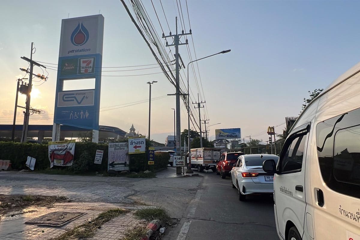 The-oil-crisis-in-Chiang Mai-has-severely-impacted-large-buses-and-tour-vehicles-making-it-impossible-to-find-fuel-SPACEBAR-Photo07-1.jpg
