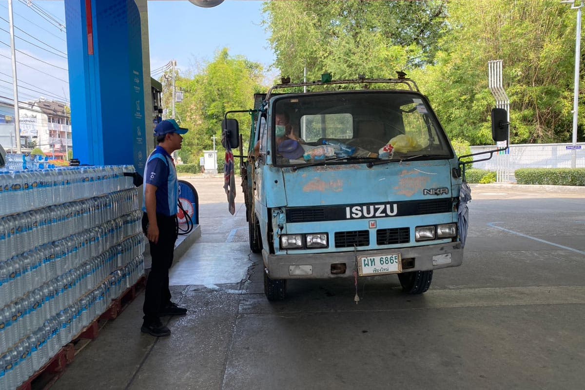 The-oil-crisis-in-Chiang Mai-has-severely-impacted-large-buses-and-tour-vehicles-making-it-impossible-to-find-fuel-SPACEBAR-Photo08.jpg