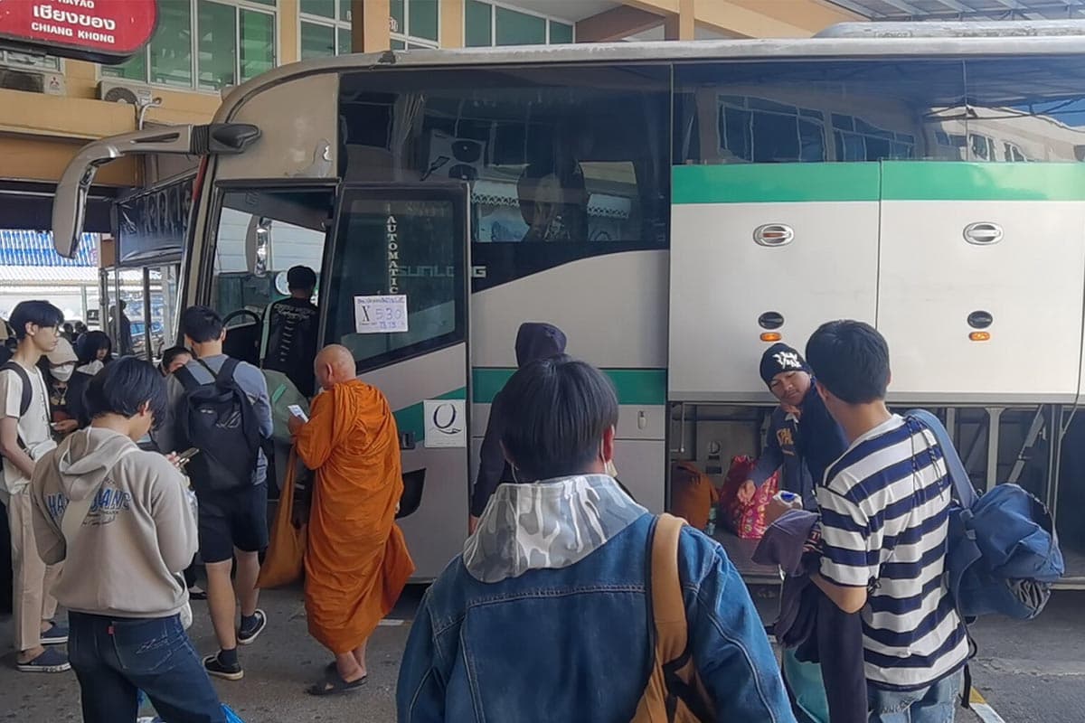 The-oil-crisis-in-Chiang Mai-has-severely-impacted-large-buses-and-tour-vehicles-making-it-impossible-to-find-fuel-SPACEBAR-Photo09.jpg
