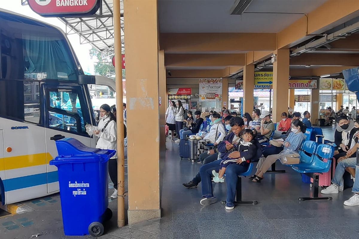 The-oil-crisis-in-Chiang Mai-has-severely-impacted-large-buses-and-tour-vehicles-making-it-impossible-to-find-fuel-SPACEBAR-Photo10.jpg