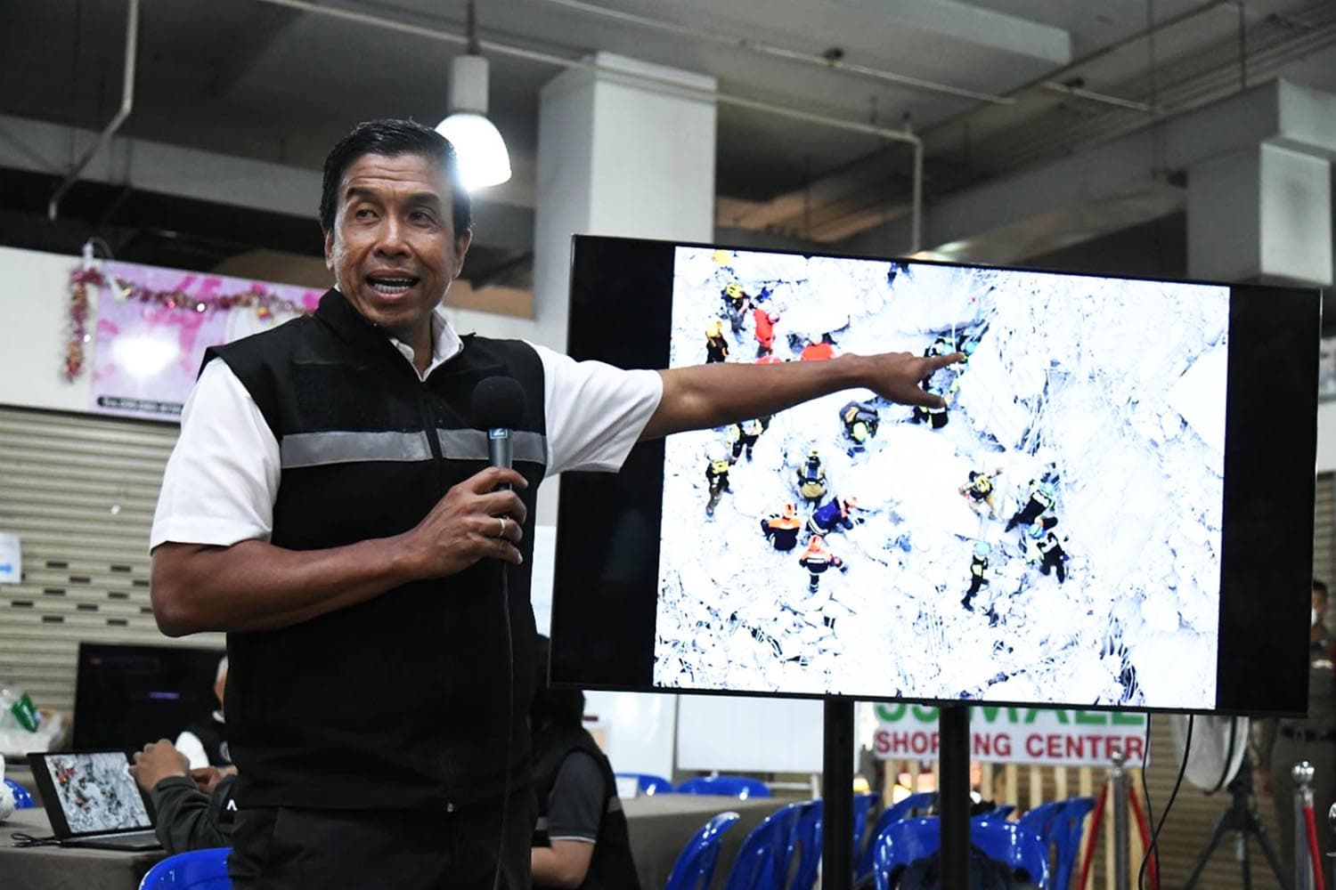 The_Governor_of_Bangkok_held_a_press_conference_to_help_workers_who_collapsed_the_building_SPACEBAR_Hero_c753512d98.jpg