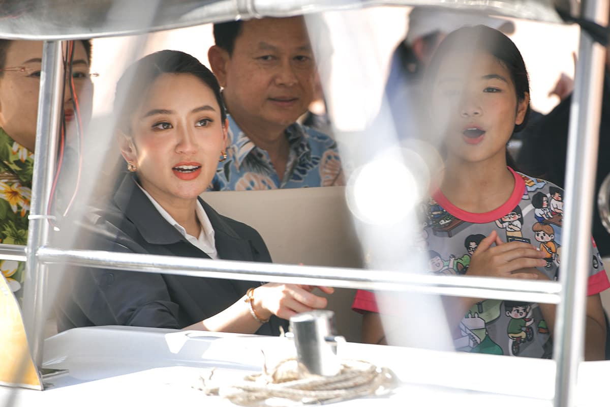 The_Prime_Minister_and_the_Governor_of_Bangkok_took_a_boat_SPACEBAR_Photo01_1_8c376548f5.jpg