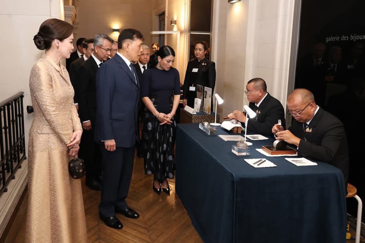 Their-Majesties-the-King-and-Queen-viewed-an-exhibition-of-Thai textiles-in-Paris-SPACEBAR-Photo02.jpg