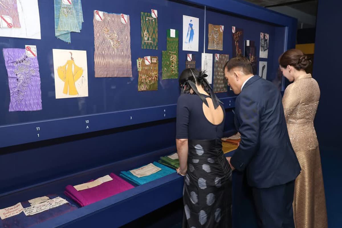 Their-Majesties-the-King-and-Queen-viewed-an-exhibition-of-Thai textiles-in-Paris-SPACEBAR-Photo04.jpg