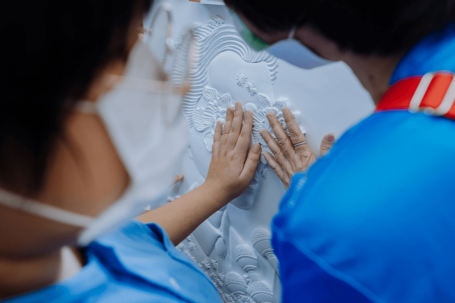 ศิลปะที่มองผ่านปลายนิ้ว ยูโอบีนำ “ศิลปะสัมผัสได้” สู่หอศิลปกรุงเทพฯ
