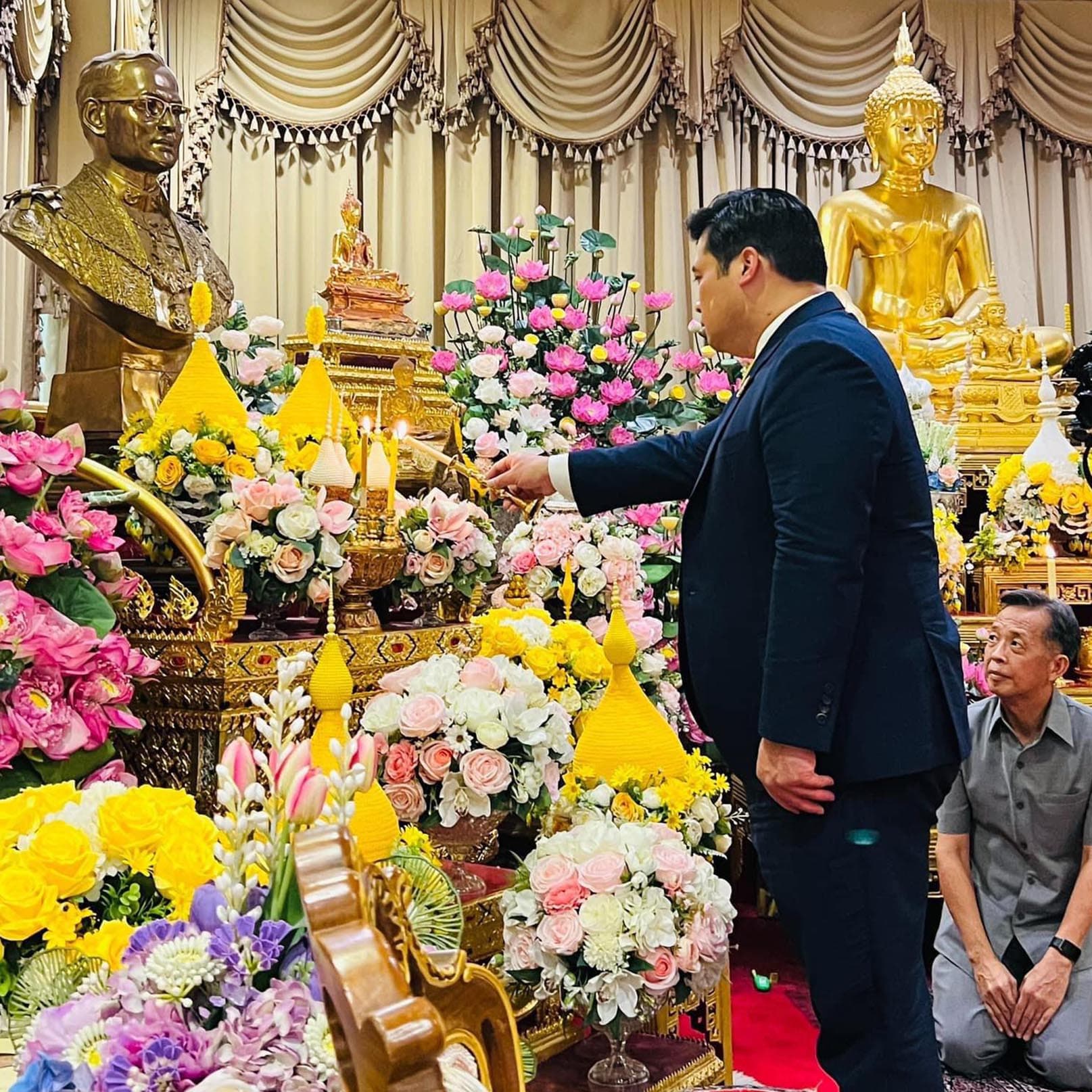 Vacharaesorn_Vivacharawongse_In_Remembrance_of_His_Majesty_King_Bhumibol_Adulyadej_SPACEBAR_Photo02_22f56d5b3f.jpg