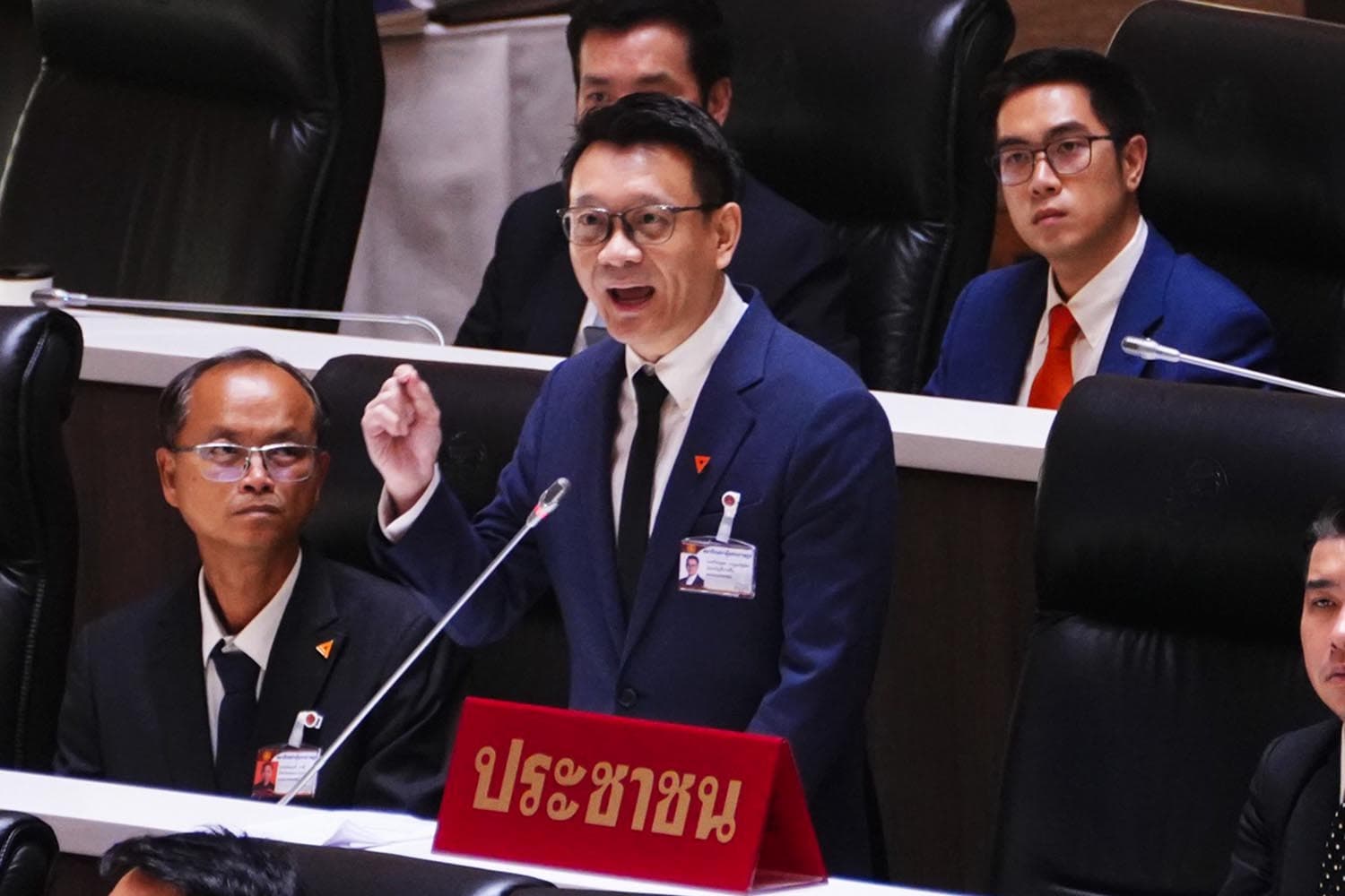 'วีระยุทธ' ถาม เป็นมาตรฐานทำงานของ 'ครูใหญ่ ภท.' หรือไม่ หลัง เล่มนโยบาย มีเนื้อหาเดิม แค่เพิ่มคําว่าวิกฤติ