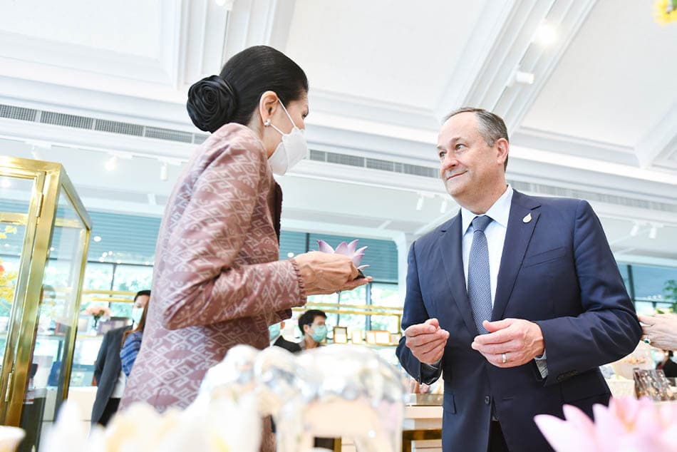 Wife_of_the_PM_leads_the_spouses_of_APEC_leaders_Visit_the_National_Art_Museum_SPACEBAR_Photo01_aaa0591ae1.jpeg