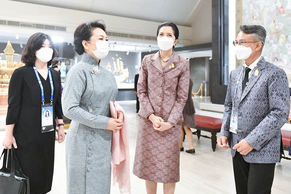 Wife_of_the_PM_leads_the_spouses_of_APEC_leaders_Visit_the_National_Art_Museum_SPACEBAR_Photo02_2ae190c826.jpeg