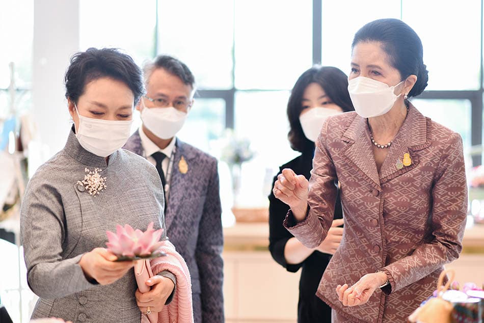 Wife_of_the_PM_leads_the_spouses_of_APEC_leaders_Visit_the_National_Art_Museum_SPACEBAR_Photo03_e9d7ffe6b3.jpeg