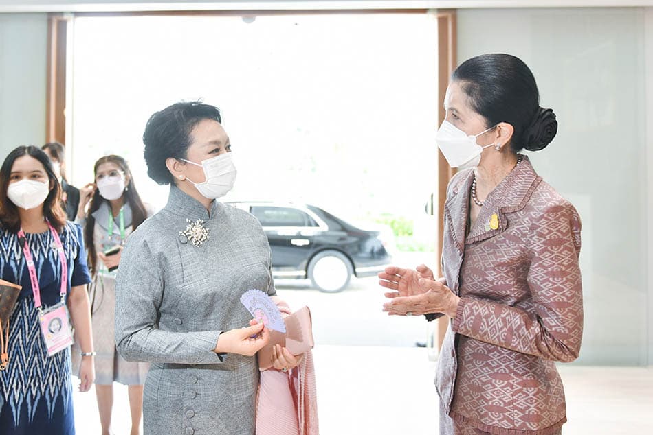 Wife_of_the_PM_leads_the_spouses_of_APEC_leaders_Visit_the_National_Art_Museum_SPACEBAR_Photo04_844a983d8d.jpeg