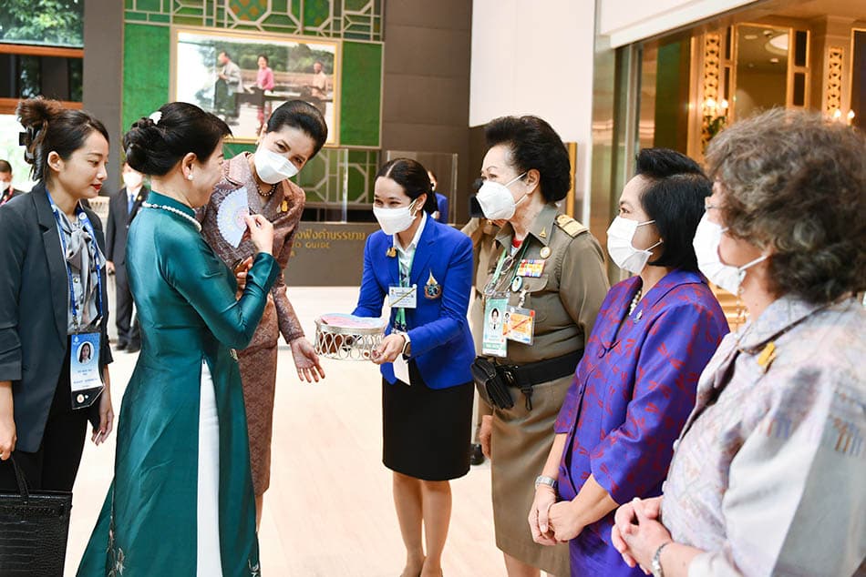 Wife_of_the_PM_leads_the_spouses_of_APEC_leaders_Visit_the_National_Art_Museum_SPACEBAR_Photo05_65c0b7a0fb.jpeg
