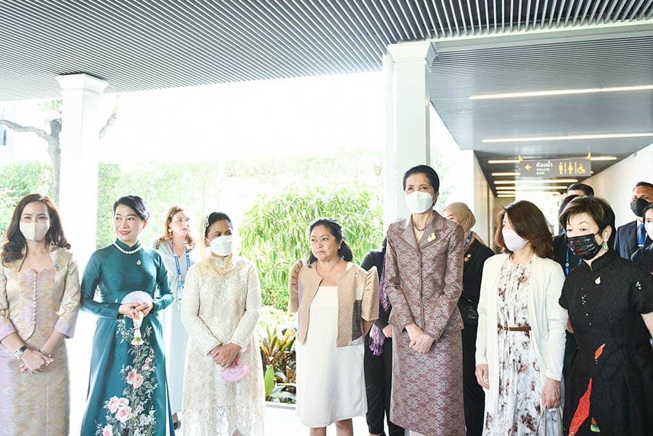 Wife_of_the_PM_leads_the_spouses_of_APEC_leaders_Visit_the_National_Art_Museum_SPACEBAR_Photo06_fc68d357d7.jpeg
