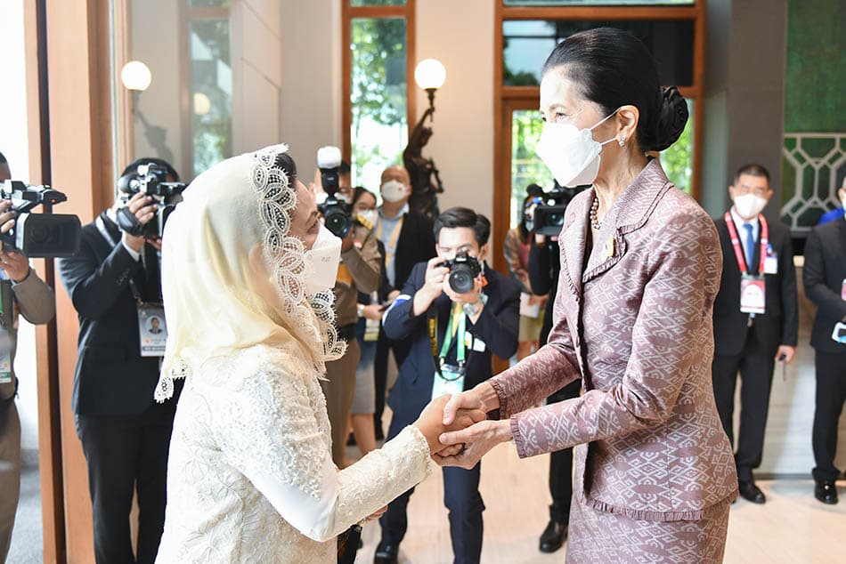Wife_of_the_PM_leads_the_spouses_of_APEC_leaders_Visit_the_National_Art_Museum_SPACEBAR_Photo07_e5a75a5526.jpeg