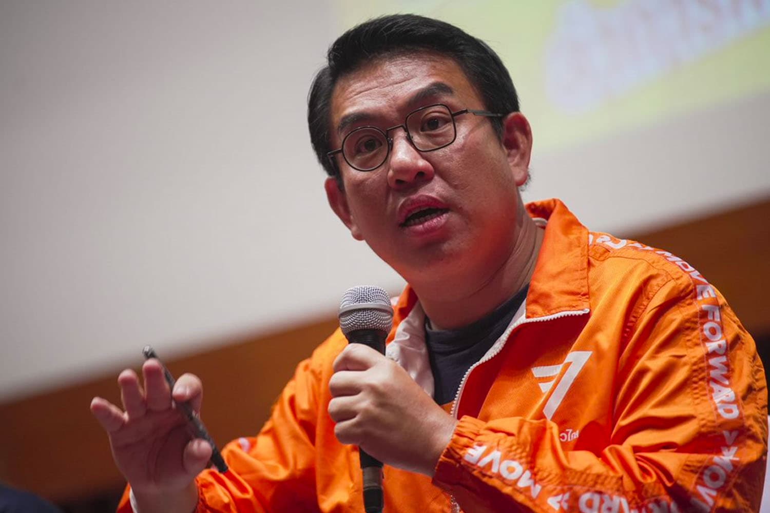 Wiroj_Pheuthai_Switch_off_Move_Forward_Party_SPACEBAR_Hero_a427fe5556.jpeg