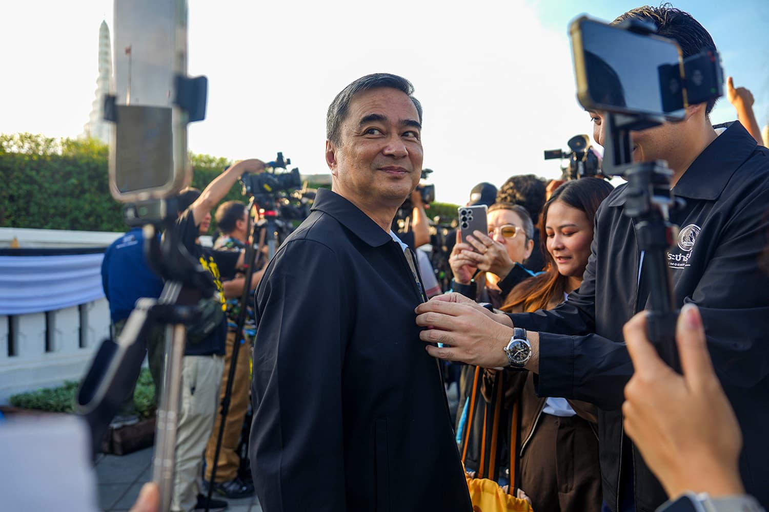 PhotoStory-พรรคประชาธิปัตย์นำผู้สมัคร สส.กทม. 33 เขต สักการะศาลหลักเมือง