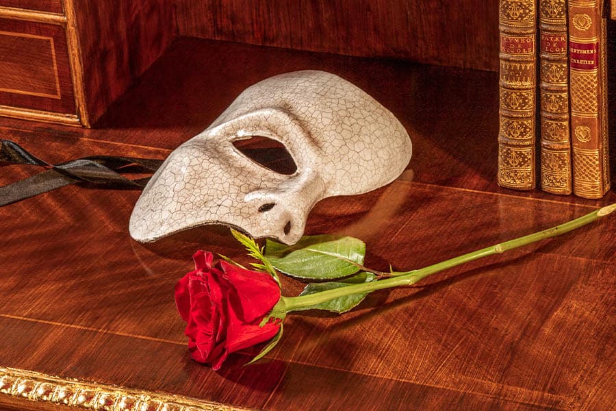 airbnb_phantom_of_the_opera_SPACEBAR_Photo01_ade0bd6d0a.jpeg