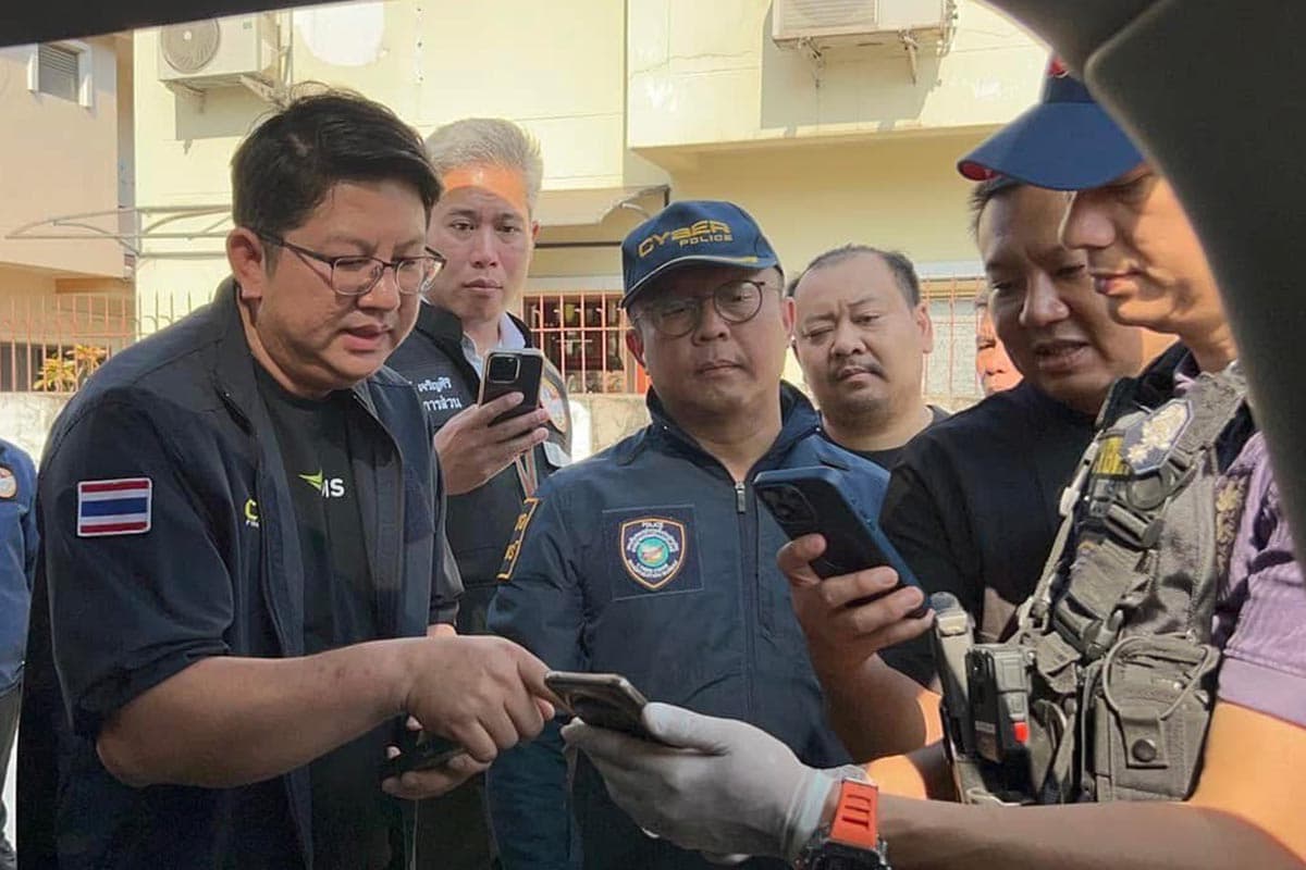 ais_cyber_police_thieves_china_sms_transmitter_SPACEBAR_Photo05_a02f88a7fa.jpg