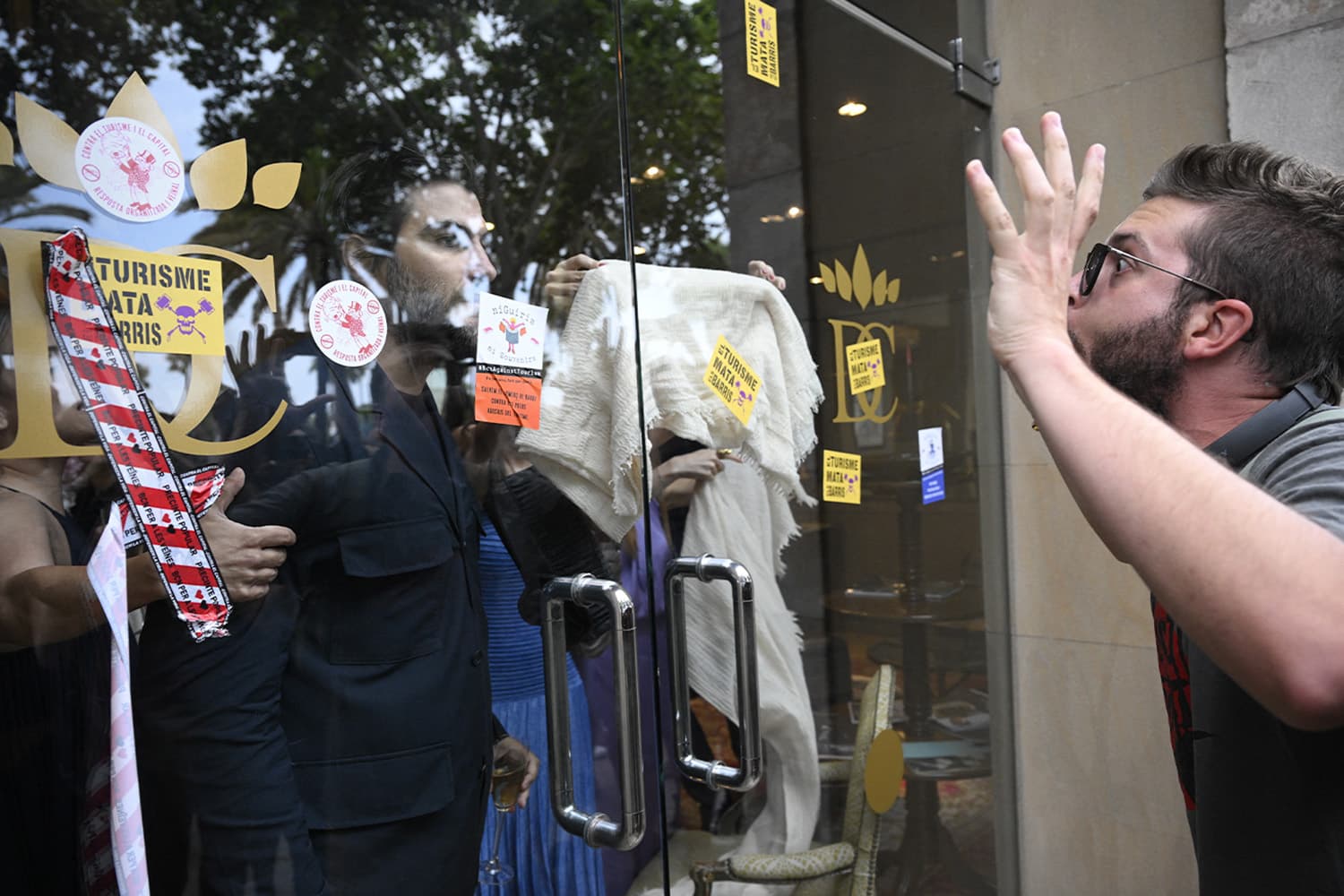 anti_tourism_protesters_use_water_pistols_to_drench_foreign_visitors_barcelona_SPACEBAR_Hero_969b4c7e60.jpg