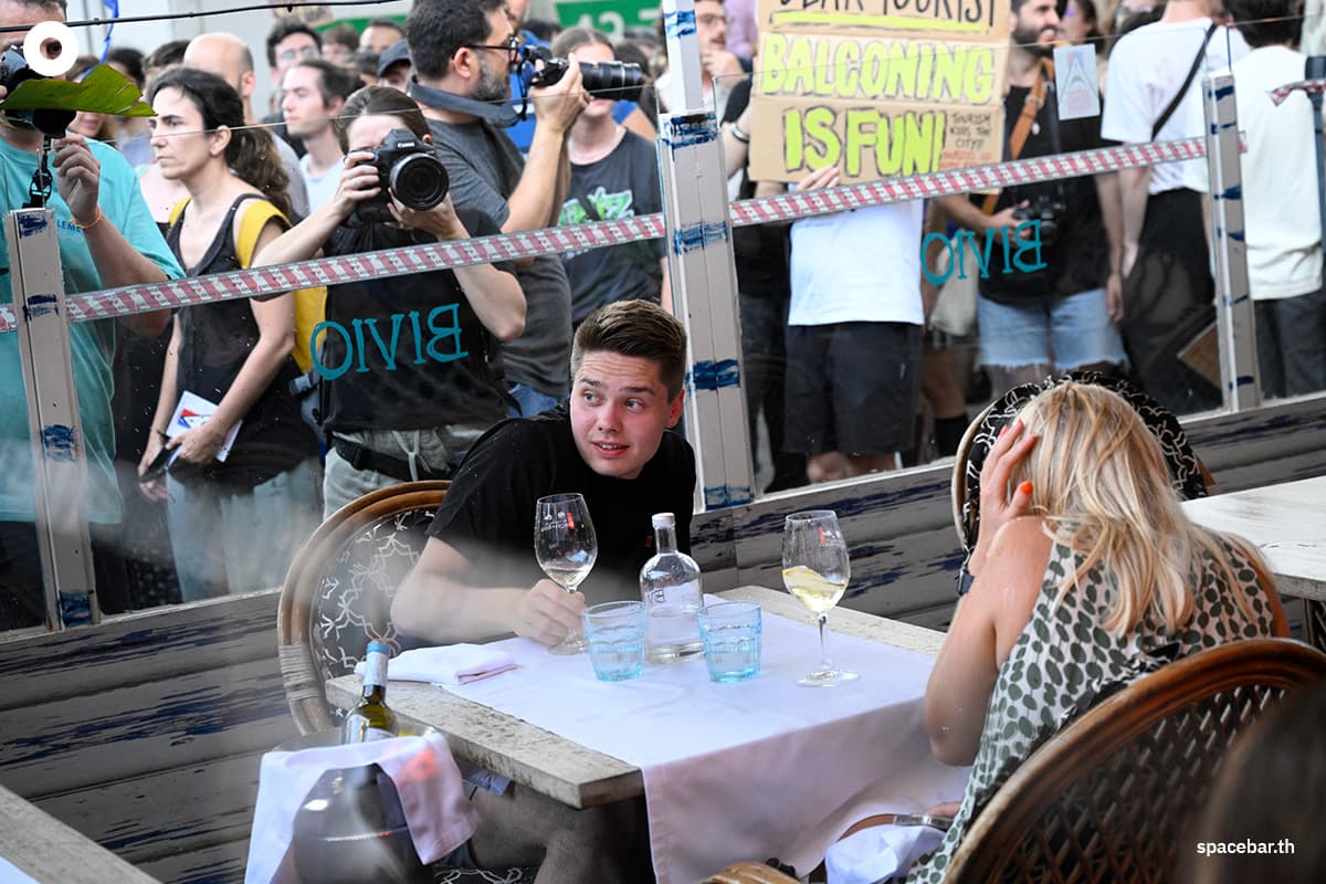 anti_tourism_protesters_use_water_pistols_to_drench_foreign_visitors_barcelona_SPACEBAR_Photo01_c7caa698d2.jpg