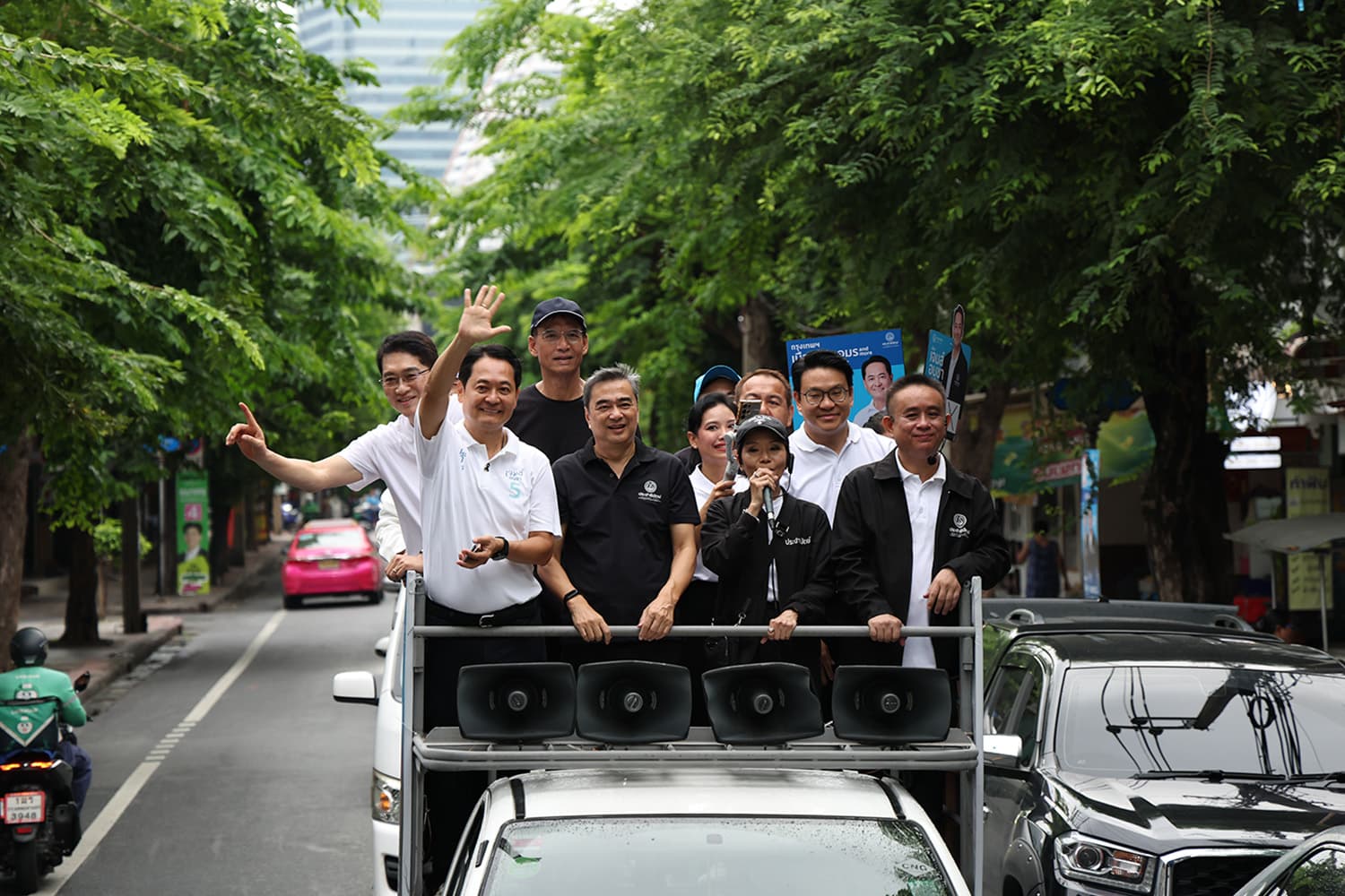 ‘อนุชา’ โวชาวบ้านชู ‘ที่ 1 ในใจ’ ไม่สนโพล! โค้งสุดท้ายทีม ปชป.กระจายกำลังลง 50 เขต