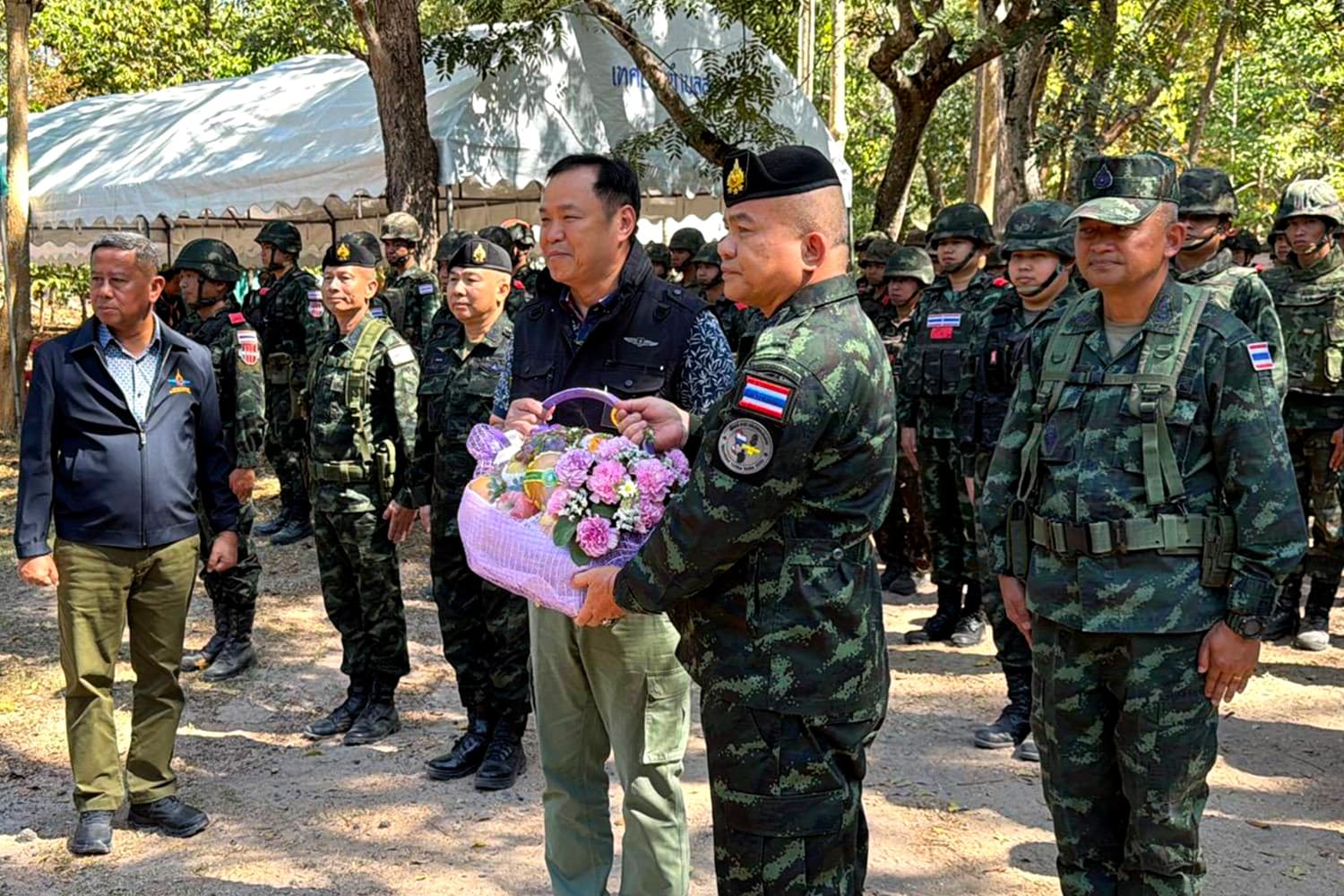 ‘นายกฯ’ ลงพื้นที่สุรินทร์ ให้กำลังใจ ‘ทหารแนวหน้า’