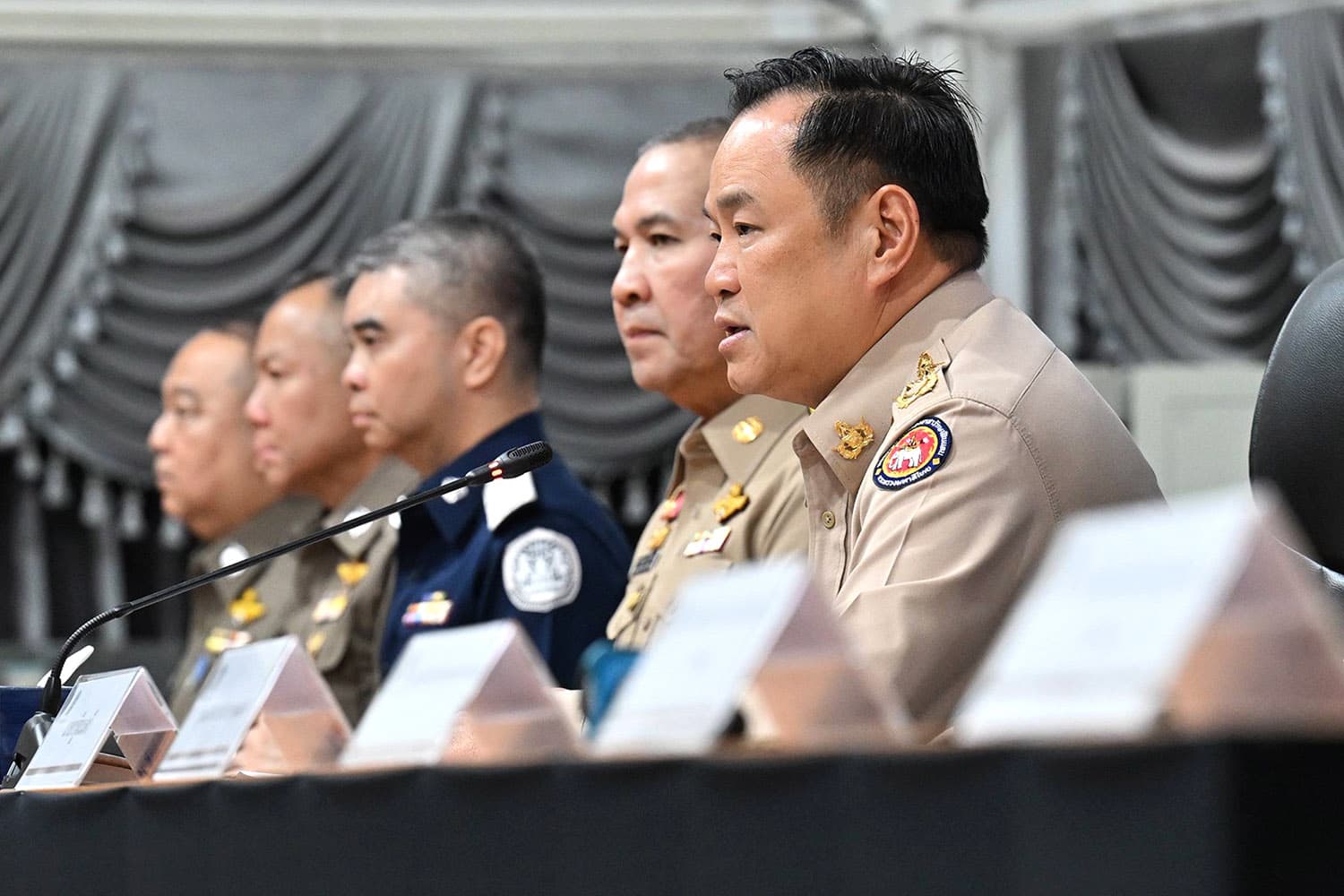 ‘อนุทิน’ นำแถลงปฏิบัติการ ‘ตัดหมอก เวียงแหง’