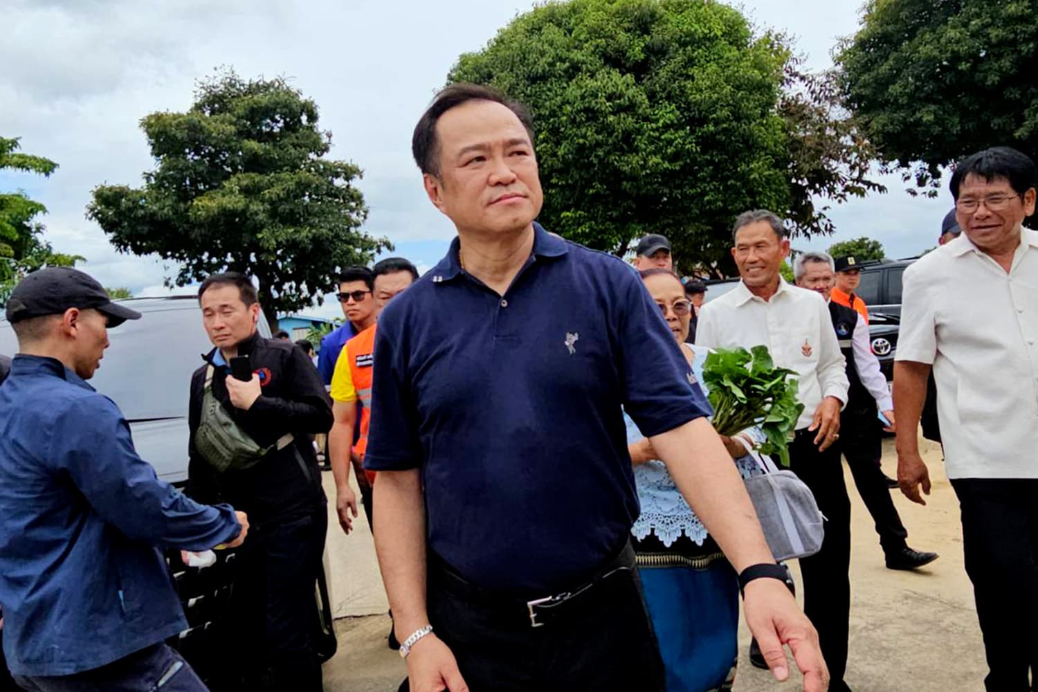 ‘นายกฯ อนุทิน’ มาแล้ว! ล่องเรือตรวจน้ำท่วมวิเศษชัยชาญ จ.อ่างทอง