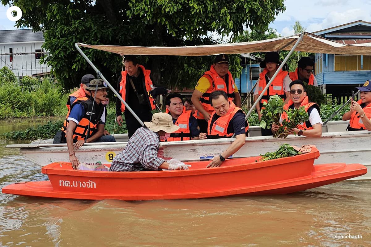 anutin-visits-ang-thong-flood-victims-delivers-relief-SPACEBAR-Photo01.jpg