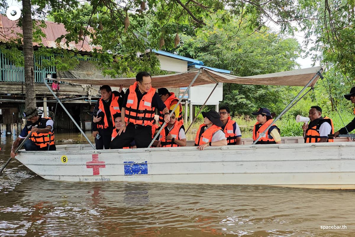 anutin-visits-ang-thong-flood-victims-delivers-relief-SPACEBAR-Photo02-1.jpg