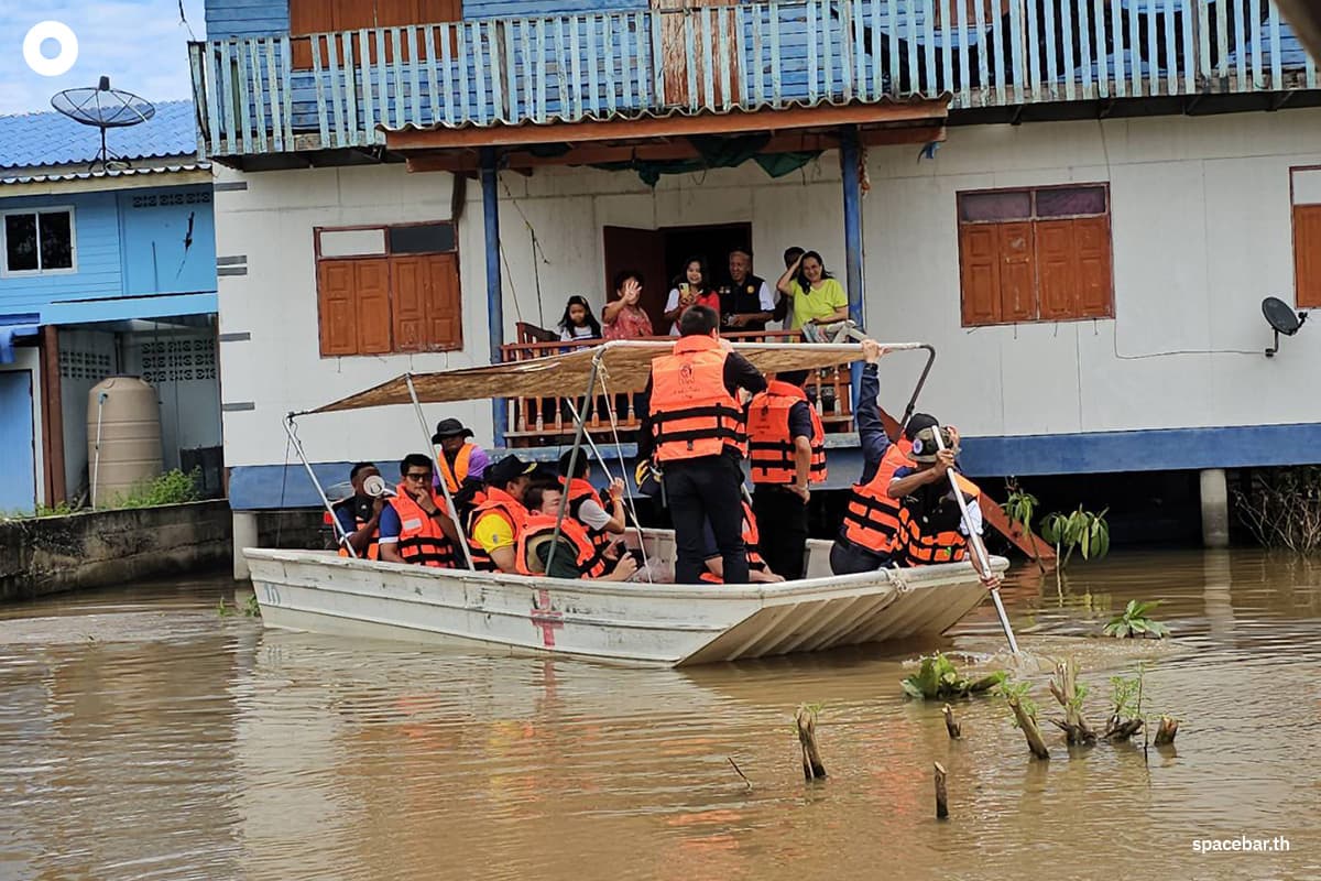 anutin-visits-ang-thong-flood-victims-delivers-relief-SPACEBAR-Photo03.jpg
