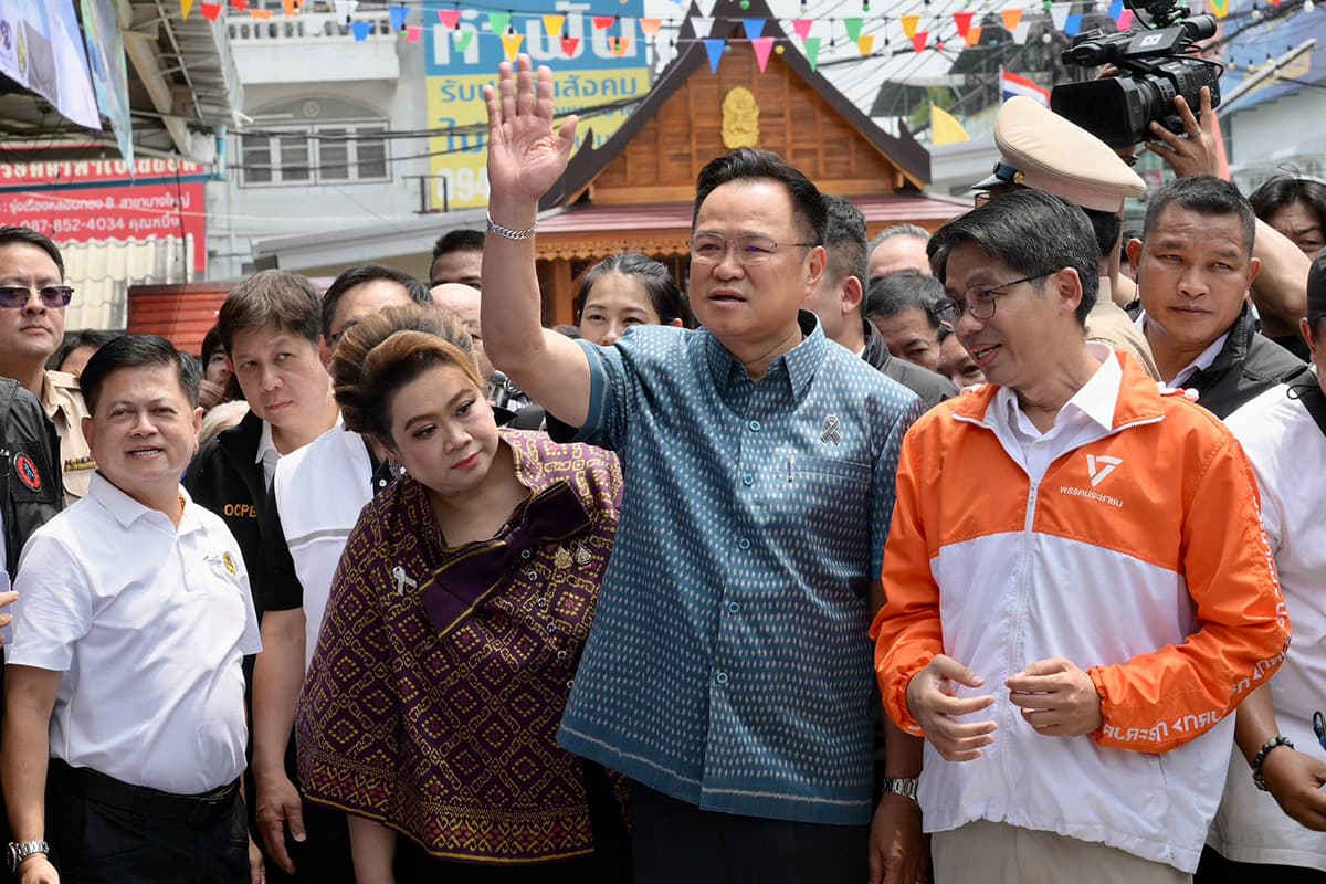 anutin-visits-thai-chuay-thai-market-to-lower-living-costs-SPACEBAR-Photo01.jpg