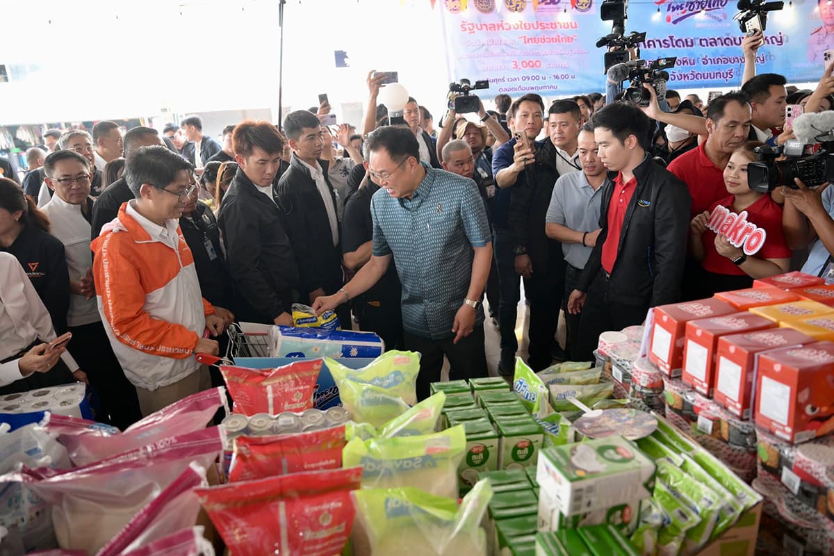 anutin-visits-thai-chuay-thai-market-to-lower-living-costs-SPACEBAR-Photo02.jpg