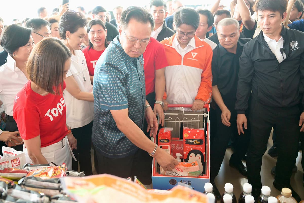anutin-visits-thai-chuay-thai-market-to-lower-living-costs-SPACEBAR-Photo03.jpg