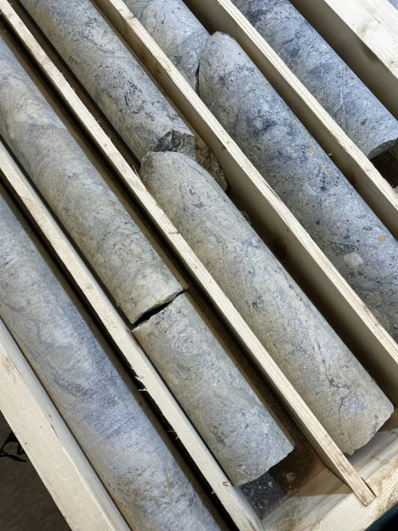 บริษัท Rare Earth Norway ได้ทำการเก็บตัวอย่างแกนดินเพื่อประเมินปริมาณแร่ธาตุที่อยู่ใต้ดิน