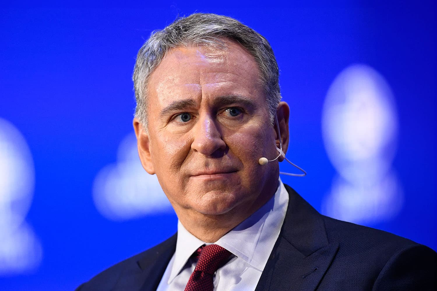 billionaire_pays_1200_employees_all_expenses_trip_disney_world_SPACEBAR_Hero_2e25323966.jpg