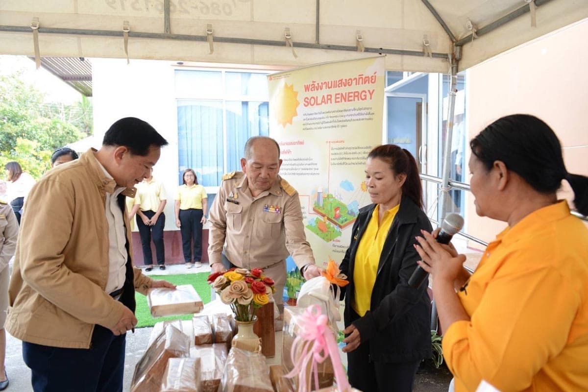 cabinet_traveling_ranong_palm_renewable_energy_SPACEBAR_Photo02_214bd21568.jpg