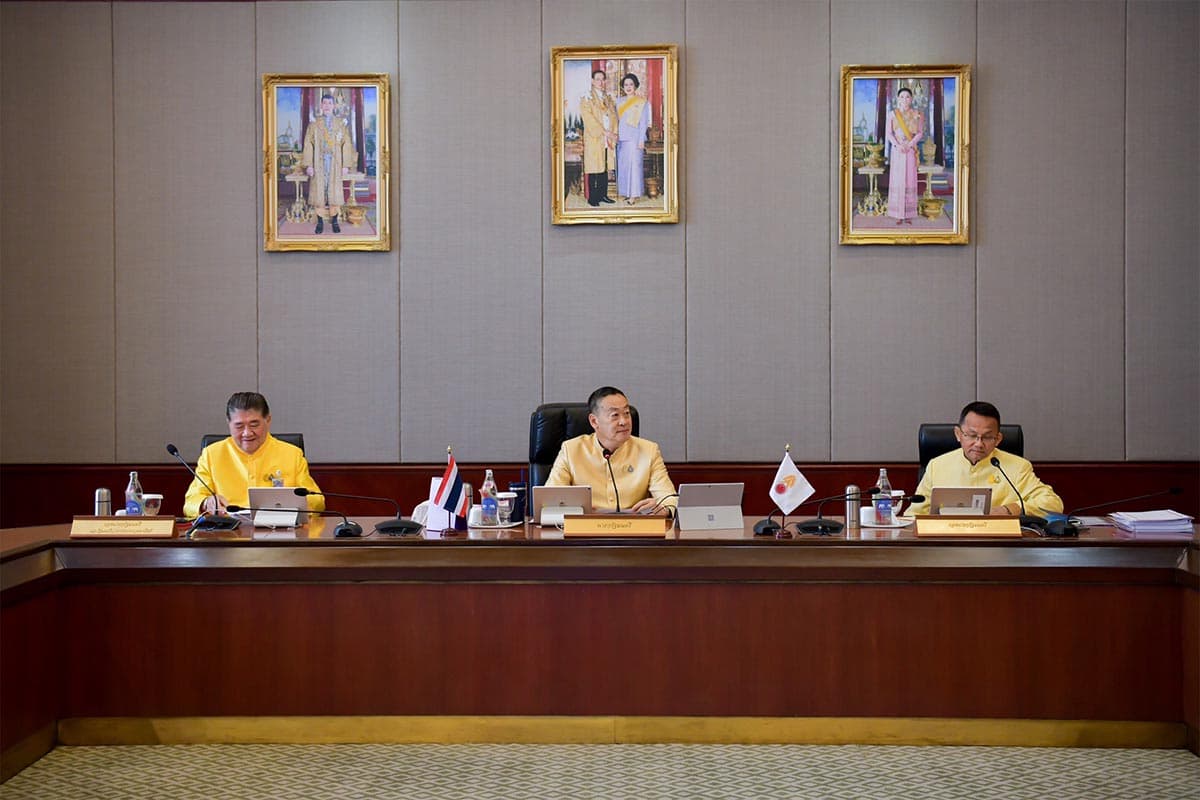 cabinet_wears_yellow_uniforms_for_meeting_srettha_birthday_SPACEBAR_Photo01_04a612bf45.jpg