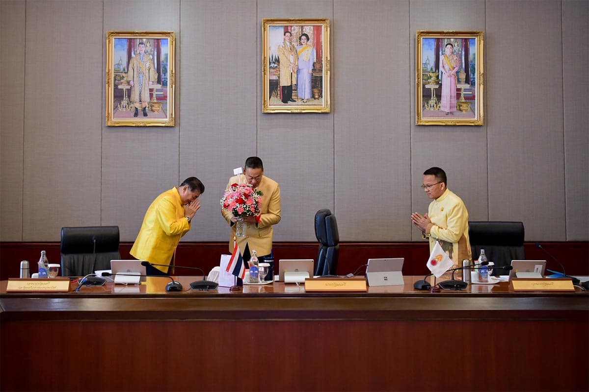 cabinet_wears_yellow_uniforms_for_meeting_srettha_birthday_SPACEBAR_Photo02_473103843d.jpg