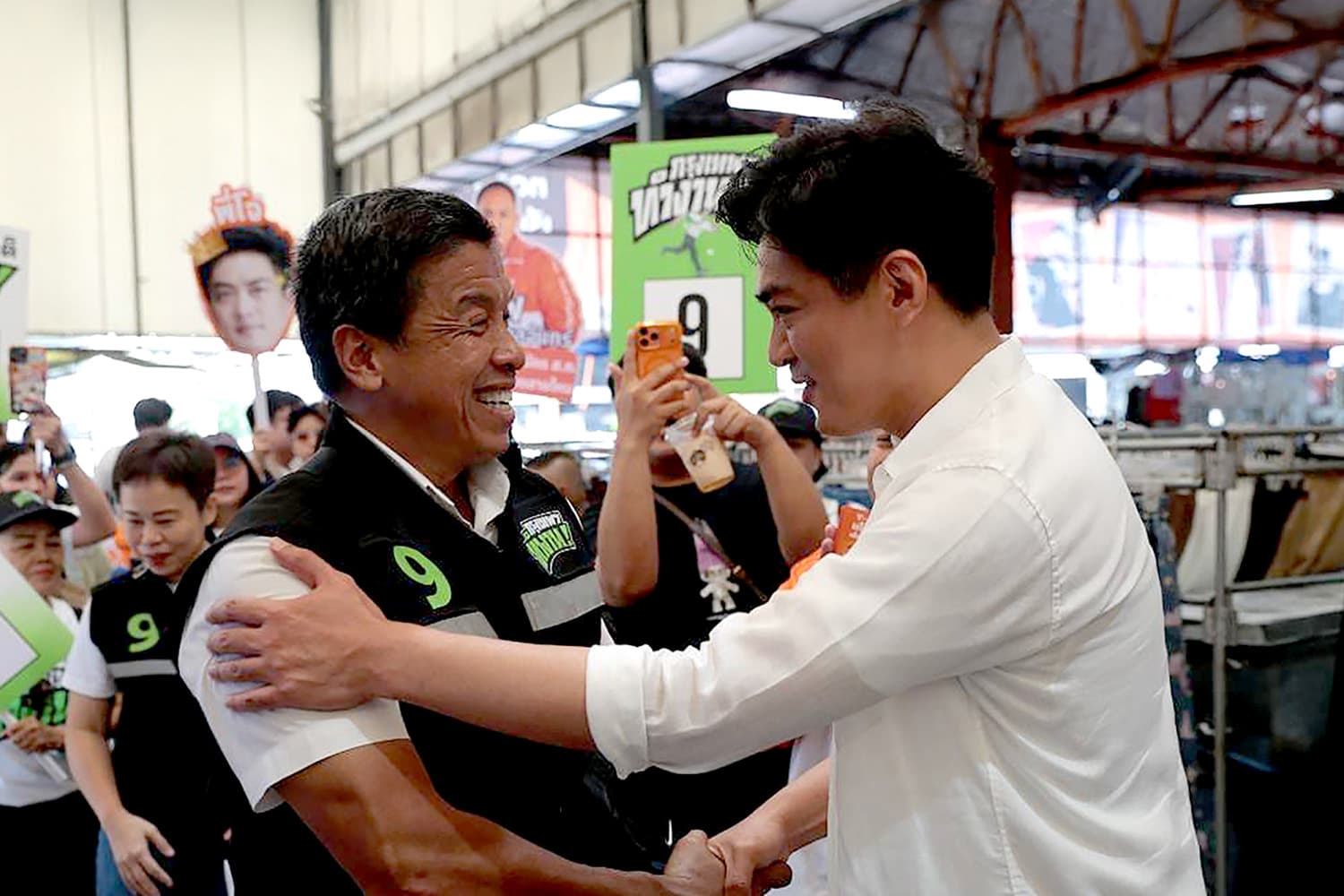 บรรยากาศมิตรภาพ! ‘ชัชชาติ-โจ ชัยวัฒน์’ จับมือให้กำลังใจกัน