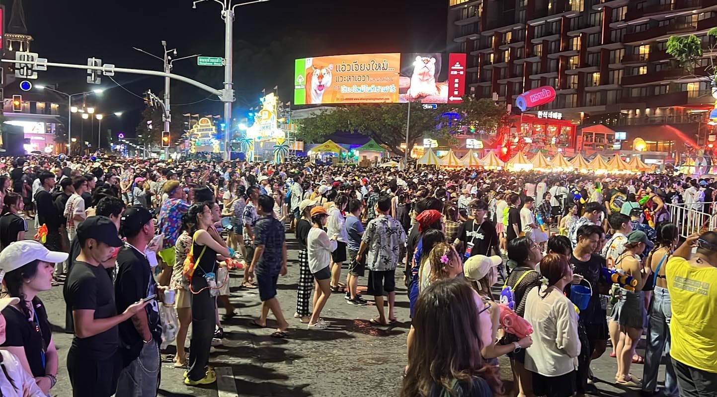 chiang_mai_songkran_festival_alcohol_traditions_tourism_SPACEBAR_Photo02_fc6ea601fb.jpg